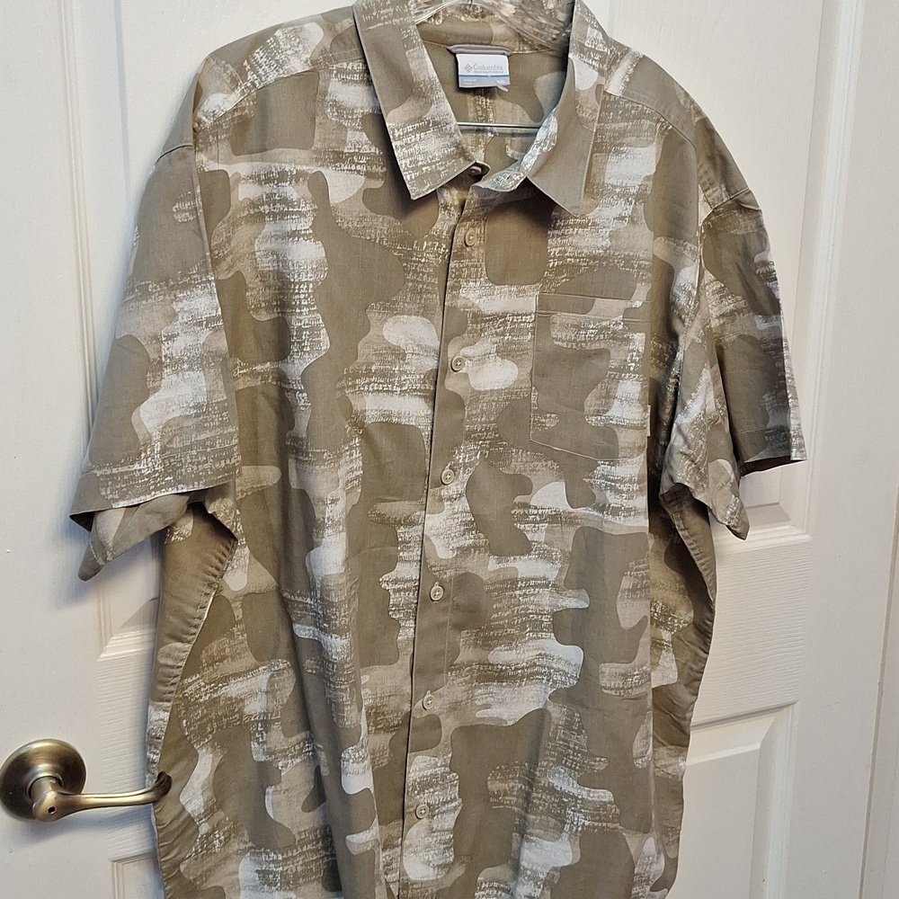 F mens Columbia casual button down shirt size XXL.  NWOT